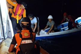 Basarnas evakuasi tiga pemancing  di perairan Balikpapan