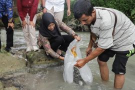 Dinas Ketahanan Pangan Pertanian Pematangsiantar tabur ribuan ekor benih ikan