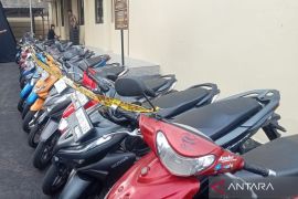 Polsek Pesanggrahan Jaksel kembalikan motor curian ke pemilik secara gratis