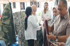 Bupati Sleman dorong ekonomi Sleman Barat lewat penggunaan lurik