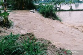 Jalan dan listrik di Tasikmalaya putus akibat banjir dan longsor