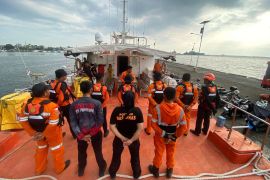 SAR Makassar cari penumpang KM Tidar lompat ke laut