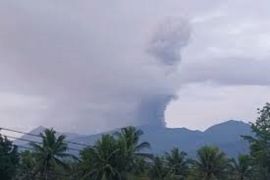 Gunung Dukono di Maluku Utara erupsi Rabu pagi, semburkan abu setinggi 1.600 meter