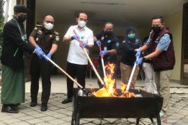 Polres Bekasi musnahkan barang bukti puluhan gram narkoba