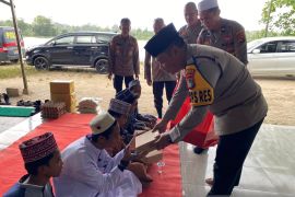 Kapolres Bangka Selatan berikan santunan kepada anak yatim di Ponpes Birkatul Ulum Desa Bikang