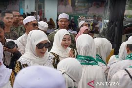 Ketua DPRD Balangan ikut melepas ratusan jamaah calon haji