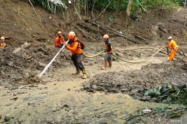 Operasi pencarian korban longsor Trenggalek