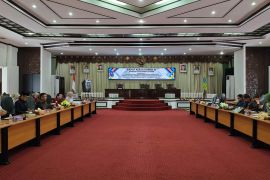 Komisi III DPRD HSS dan eksekutif rapat bahas raperda penyertaan modal