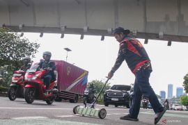 Relawan ranjau paku dikejar pria yang bawa bambu di Jalan DI Panjaitan arah Cawang