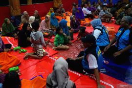 Trauma healing pengungsi korban longsor Trenggalek