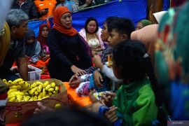 Gubernur Jawa Timur tinjau posko pengungsi korban longsor Trenggalek