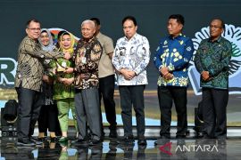 Wagub Sumut serahkan penghargaan  Lingkungan Hidup ke tiga perusahaan