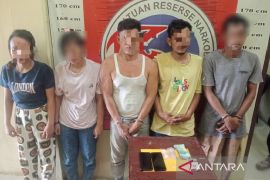 Polisi amankan dua wanita bersama tiga pria terkait sabu di Palas