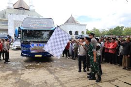 Bupati Parosil Mabsus lepas 311 calon haji asal Lampung Barat