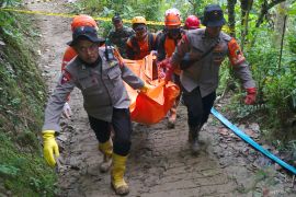 Evakuasi dua korban longsor di Trenggalek