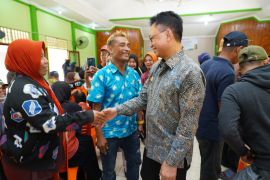 Wali Kota Pontianak serahkan bantuan warga korban bencana alam dan sosial