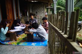 Lima siswa korban longsor tetap ikuti ujian sekolah di kelas darurat