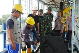 Pintu Bendung Wilalung Kudus  mengarah ke Sungai Juwana dibuka