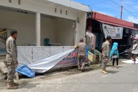 Masa tenang, Bawaslu tertibkan ratusan APK PSU Pilkada Palopo