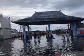Banjir landa Pelabuhan Semarang akibat tanggul jebol