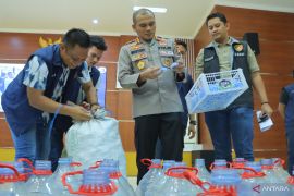 Polres Bekasi ungkap pemalsuan air galon bermerek Le Minerale