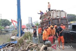 Pemkot Bekasi tertibkan bangunan liar di sepanjang bantaran Kali Teluk Pucung