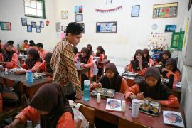 Free meals program can help build healthy habits early: VP