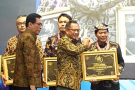 Gubernur Kaltara Raih Penghargaan SPM Awards 2025