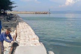 Sudin SDA Kepulauan Seribu bangun tanggul di utara Pulau Untung Jawa