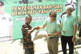 Bupati HSU salurkan bantuan bibit benih padi kepada kelompok tani