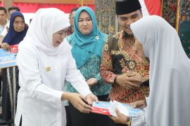 Khofifah serahkan bantuan Rp7,62 miliar untuk warga Bangkalan