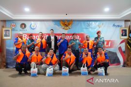 Worcas beri bantuan 1.000 tensimeter dan 400 life jacket untuk nelayan
