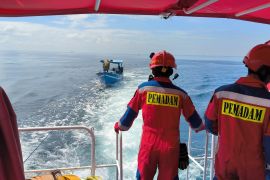 Sebuah kapal mati mesin dan karam di Kepulauan Seribu