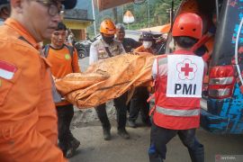 Evakuasi jenazah korban longsor Trenggalek