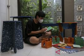 Produksi furnitur berbahan daur ulang sampah plastik