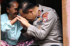 Hangatnya Momen Kapolda Kaltara Bersama Nenek Maimunah di Tengah Pemulihan Pascabanjir