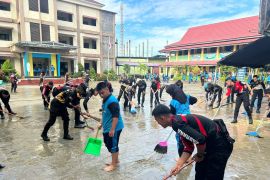 Kapolda Kaltara dan Personel Ditsamapta Gelar Aksi Bersih Sekolah Pasca Banjir