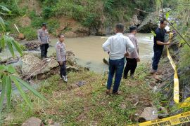 Polisi evakuasi 2 pelajar tewas tenggelam di Sungai Dompring Pacitan