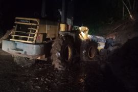 BPJN Sulut masih bersihkan material longsor di Tanggari Minahasa