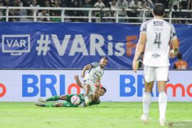  Saya nonton semua pertandingan Persebaya