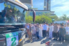 Bupati OKU Selatan lepas keberangkatan JCH menuju asrama haji Palembang