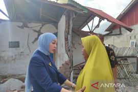 Anggota Komisi VII DPR serahkan bantuan untuk korban gempa di Bengkulu