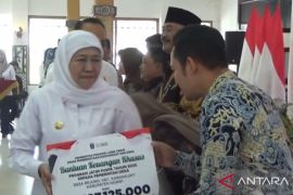 Gubernur Jatim Khofifah serahkan bansos Rp7 miliar untuk warga Ngawi