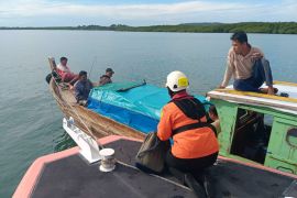 Tim SAR selamatkan 10 penumpang pompong hanyut di perairan Bintan