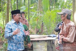 Bupati Tanjab Barat tunjukkan kepedulian