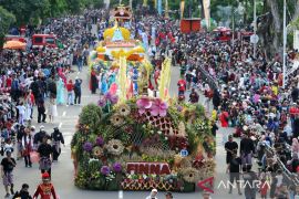 FINNA tampilkan mobil hias bertema Dewi Sri di Surabaya Vaganza 2025