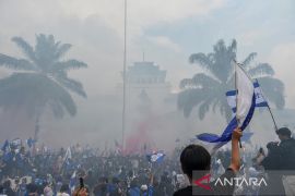 Bobotoh rayakan Persib juara Liga 1 di Gedung Sate