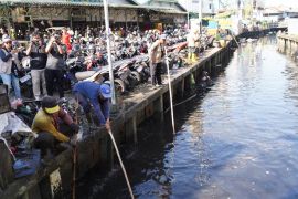 Wali Kota Pontianak saat gotong - royong di Pasar Flamboyan ajak warga peduli lingkungan