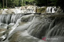 Wamenpar kagumi keindahan wisata air terjun Moramo Konsel