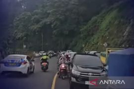 Polisi memberlakukan sistem satu arah menuju Bogor dari Puncak Pass